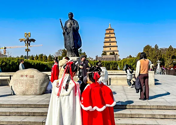 Wearing Hanfu and Visiting Xi'an